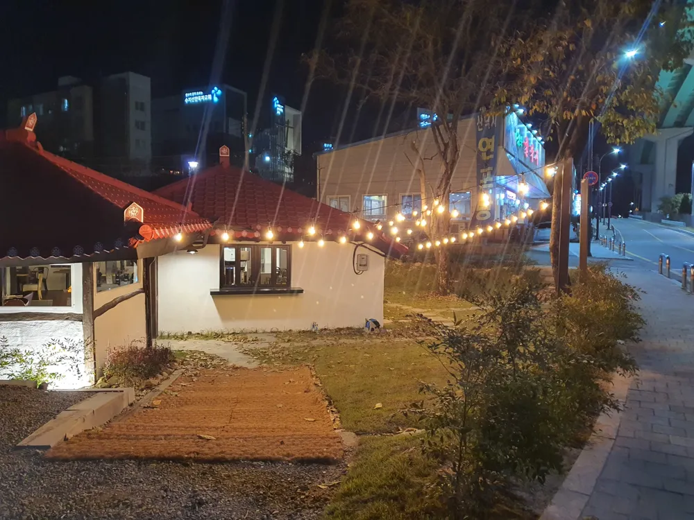 카페 한옥카페 야간 마당 야간 한옥 카페 외관 조명 실제 사진