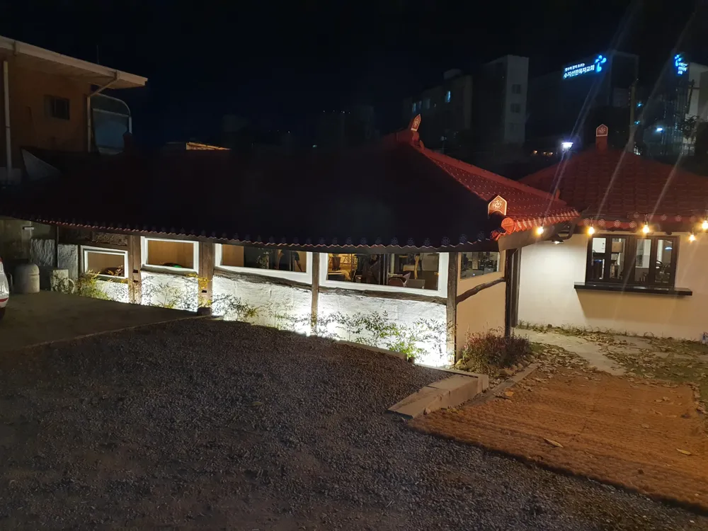 카페 한옥카페 야간 마당 야간 한옥 카페 마당 데크 실제 사진